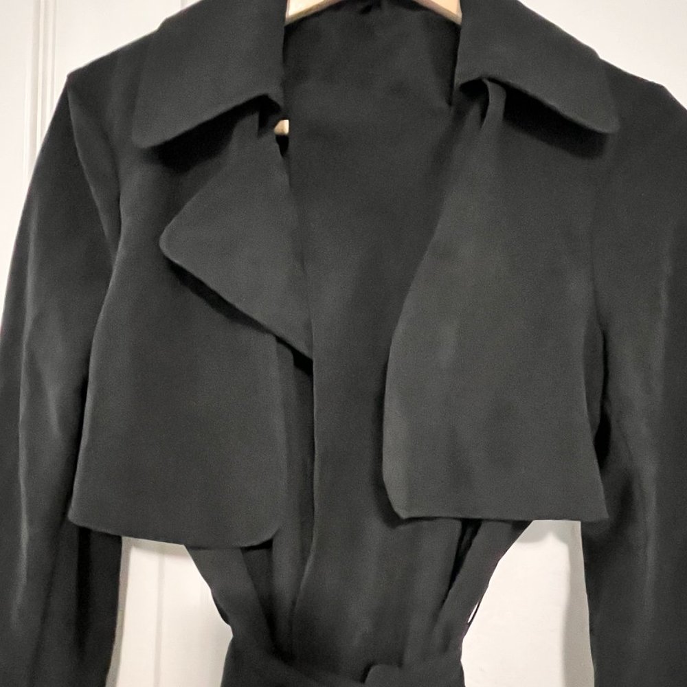 Vintage light trenchcoat with large collar and belt/tie size S